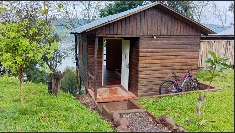 ATENCIÓN: SE VENDE terreno de 43 de frente x 60 de fondo con dos cabañas a 2000 metros del centro de El Soberbio. Una cabaña con el terreno de 15 x 60 hasta el rio y el otro 28 de frente x 60 hasta el río Uruguay. Recibo plata, vehículo en buen estado y vendible y puedo hacer cuota  Se puede vender separado. Tel de contacto +54 9 3755 776218